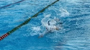 نقل السباح يوسف محمد إلى المستشفى بعد إنقاذه من الغرق خلال بطولة الجمهورية 1